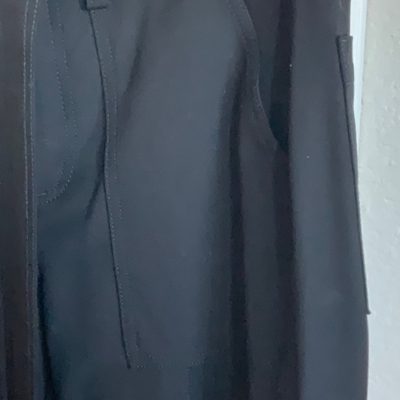 EUC.  Banana Republic black cropped cargo pants w/ adjustable belt. Size 0P - Picture 4 of 7